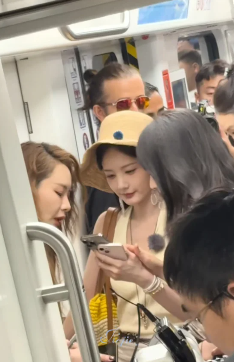 坐地铁看到的，这是谁？在干嘛