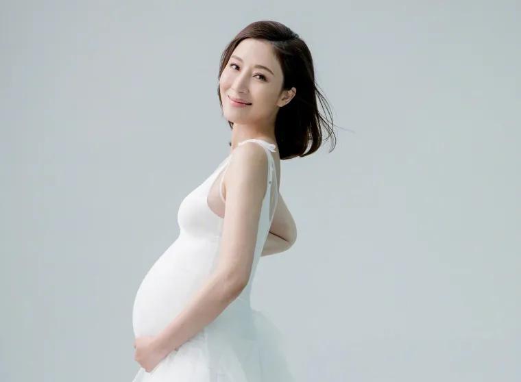 36岁女星冯文娟官宣怀孕
        即日，演员冯文娟在社交平台晒出孕照，宣
