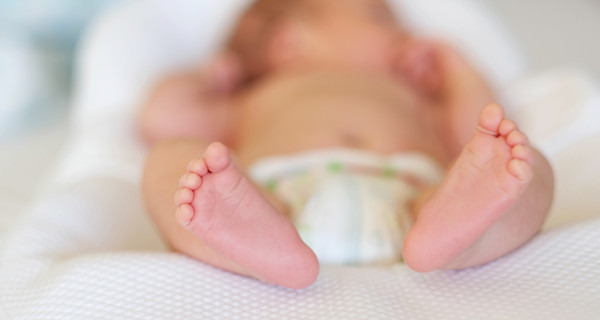 男童摔死女婴谁来负责











太可怕了！7个月大的小宝宝，还没好好