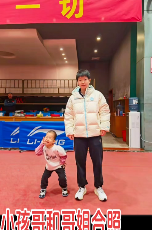 这两个小孩真幸福呀，可以和河北的一哥一姐合影！回到庄里的莎莎，这是又剪丸子头了吧