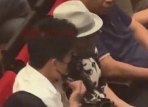 #董宇辉在国家大剧院看杨丽萍舞剧##杨丽萍和董宇辉的双向奔赴#6月21日，北京。