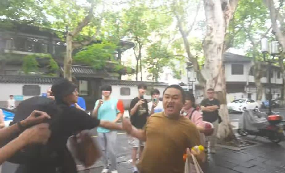 被大陆民众抗议“台独狗”    馆长：台独狗怎么会来这里？

馆长今天（14