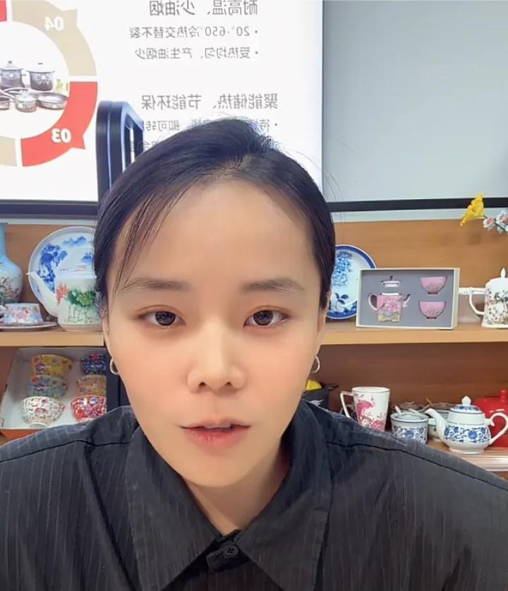 熊磊的衣品有奇特，有人说是时尚，
比田静看起来会打扮！
熊磊今天穿了一件带领子的