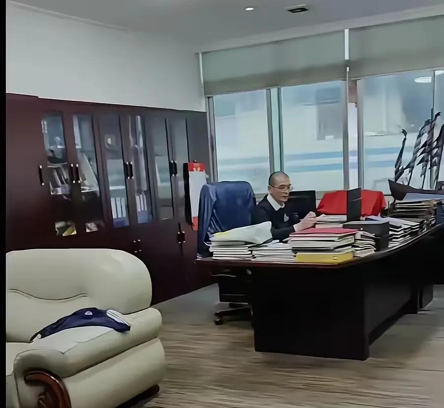 一个深圳开大奔坐高档办公室的亿万富豪谢岳，一个靠送快递来养活自己和孩子的49岁女