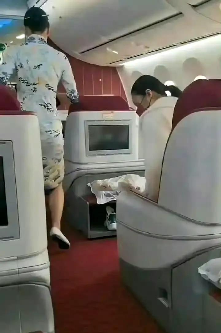 之前坐了回印度航空B77W洲际头等舱，那体验，不愧是头等舱！不白坐。从纽瓦克飞新