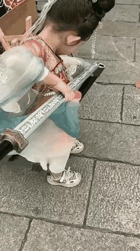 孩子挺可爱的，不知道家长的身体怎么样，如果身体没问题就再生一个吧。