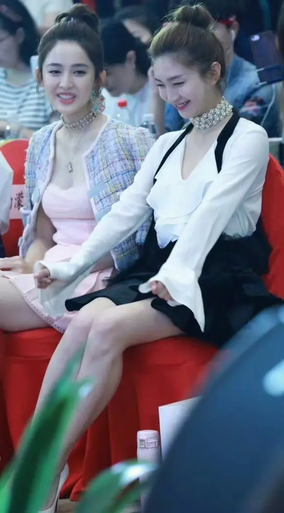 她们聊的什么，这么开心？