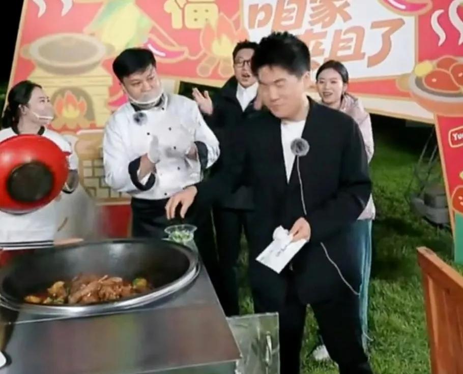 2025年8月18日，董宇辉携“与辉同行·阅山河”团队来到哈尔滨，在伏尔加庄园开