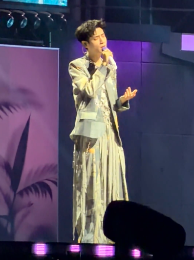 谁能拒绝舞台上的罗云熙啊！一袭设计感满满的拼接套装站在舞台中央，拿着话筒演唱《今