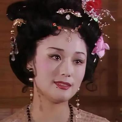 1979年，饰演潘金莲的演员廖学秋去外面拍戏，和老公分别了六个月，她归心似箭，往