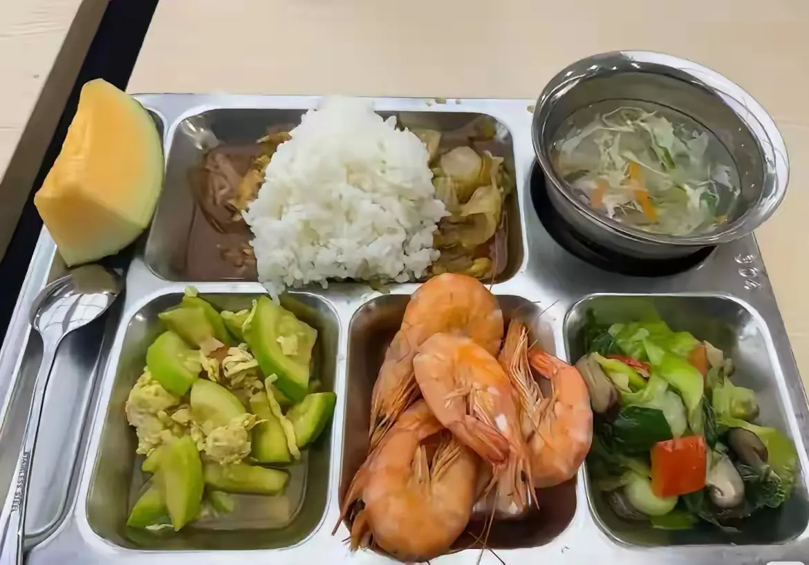 儿子学校的午餐，25元一份！贵吗？