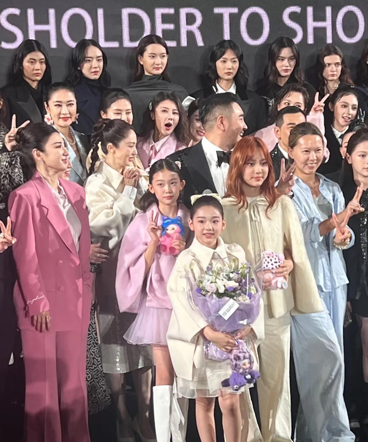 黄奕不得急死啊 
女儿都没办法出道走秀[狗头]