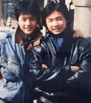 惊！徐峥与神秘同学同框，老剧迷快来认人！

原来徐峥和这位帅哥是同学啊！右边这位