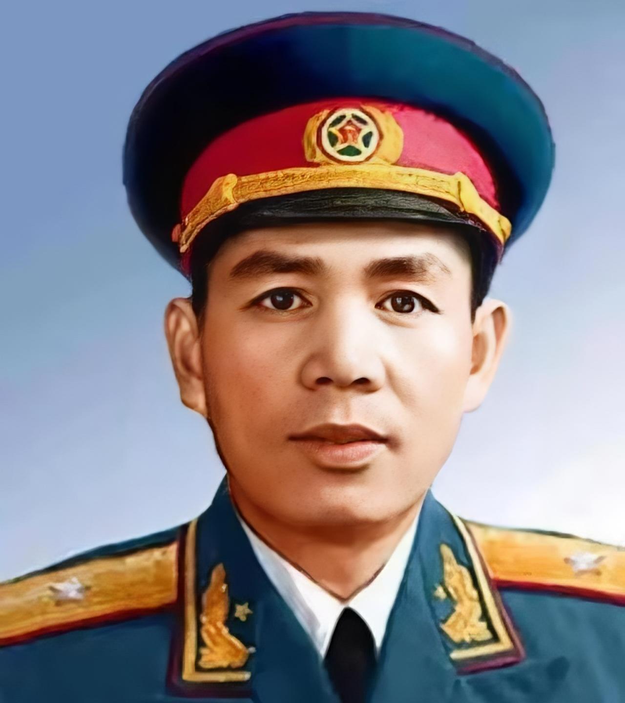 丁盛少将，应该是千名开国少将中名气最大的几个将军之一了。
其堂兄丁荣昌，也是开国