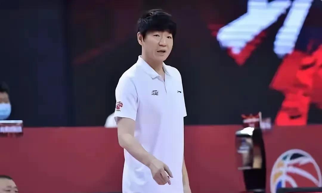 山东球迷不要喷邱教啦，你们以经捡到宝了，回看下往届的成绩吧，今次联赛山东队以经是