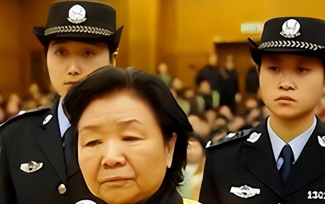 2008年，让30万个家庭失去希望，本被判为无期徒刑的三鹿集团董事长田文华，却因