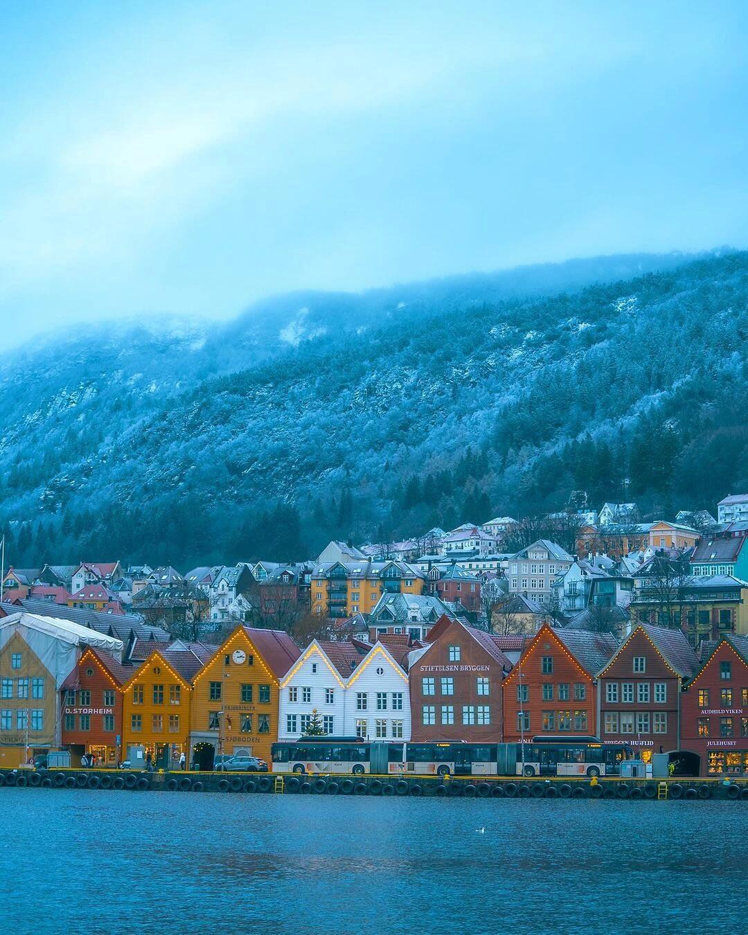 秋日的北欧卑尔根（Bergen），是挪威霍达兰郡的首府，也是挪威第二大城市，同时