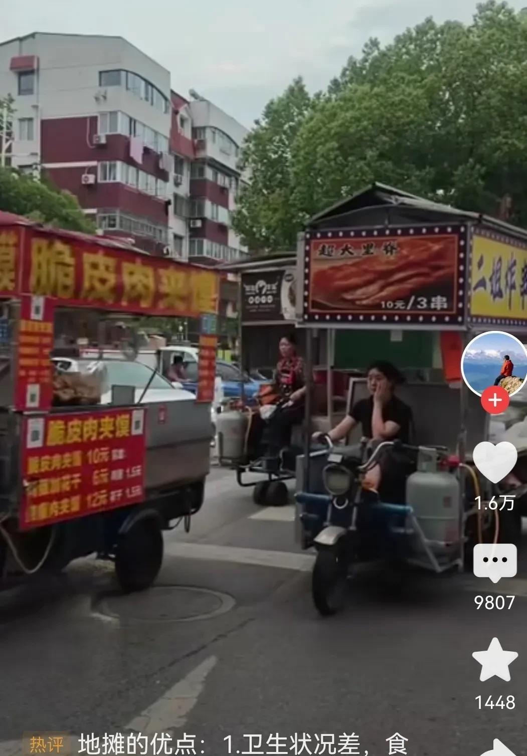 这是南京地摊大军出摊的场景，浩浩荡荡，场面壮观。
有人说，生活不易，每一辆车每一