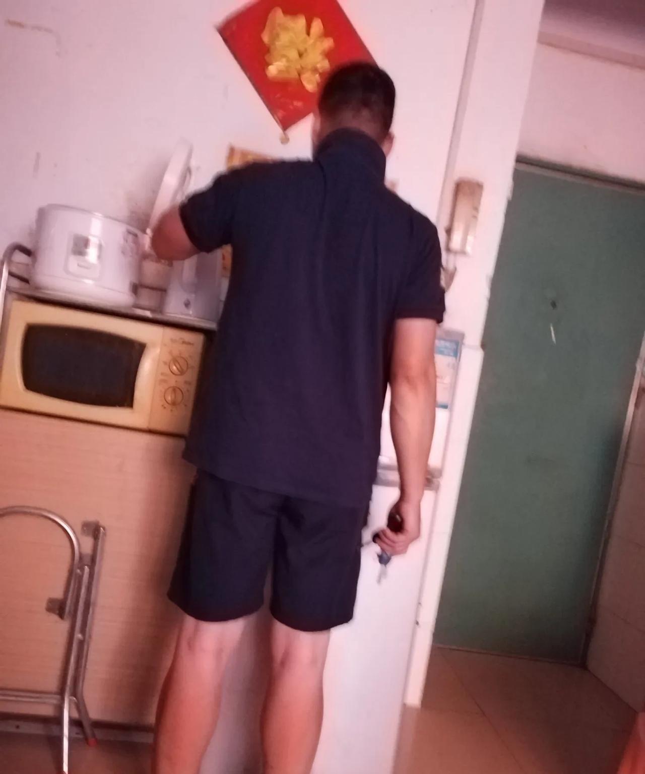 晚上下班回到家里，一打开门，就看到老公落漠的坐在地上发呆。
我问他干嘛呢，他盯着