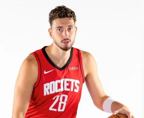 NBA常规赛，快船对阵火箭的比赛正在进行中。
火箭记者Bradeaux发推表示：