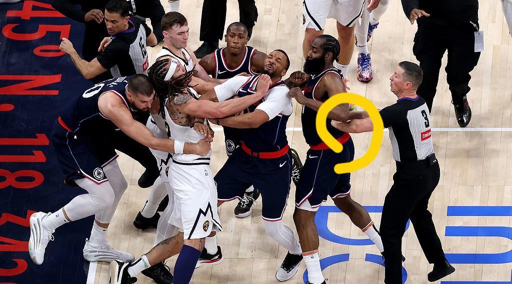 大家还记得这个画面吗？对，就是金属队与快艇的关键之战。
自从这个冲突之后，登哥就