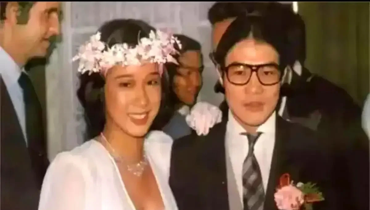 霍震霆葬礼举动揭秘豪门婚姻











震惊！你敢信？霍震霆在何超英葬