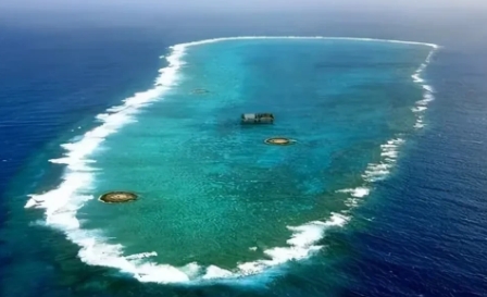 日本“指礁为岛”，中国当场驳斥。
冲之鸟，是礁还是岛？中国海洋调查船在“冲之鸟礁