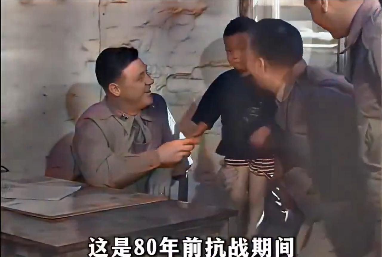 1945年，陈纳德将军离开重庆时，万人空巷，数十万人挤满街道欢送，全城房屋挂满了