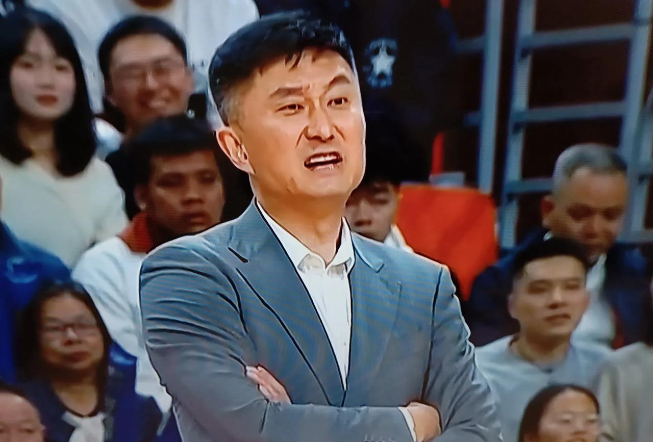 杜峰这样就对啦，这样才是高手，这样才是CBA第一主教练，这才是独具慧眼，这才是高