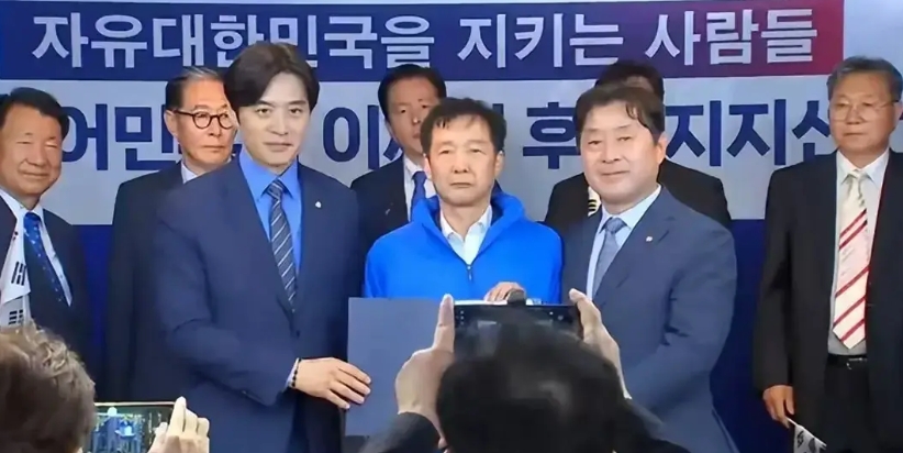 究竟是朴槿惠，还是朴槿惠的支持者转戈倒向李在明了？究竟是谁彻底绝望之下感到幻灭与
