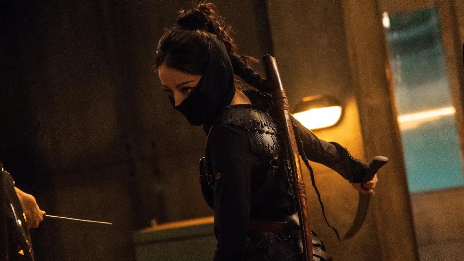 迪丽热巴《枭起青壤》中颠覆形象，黑衣蒙面高马尾造型引全网热议！