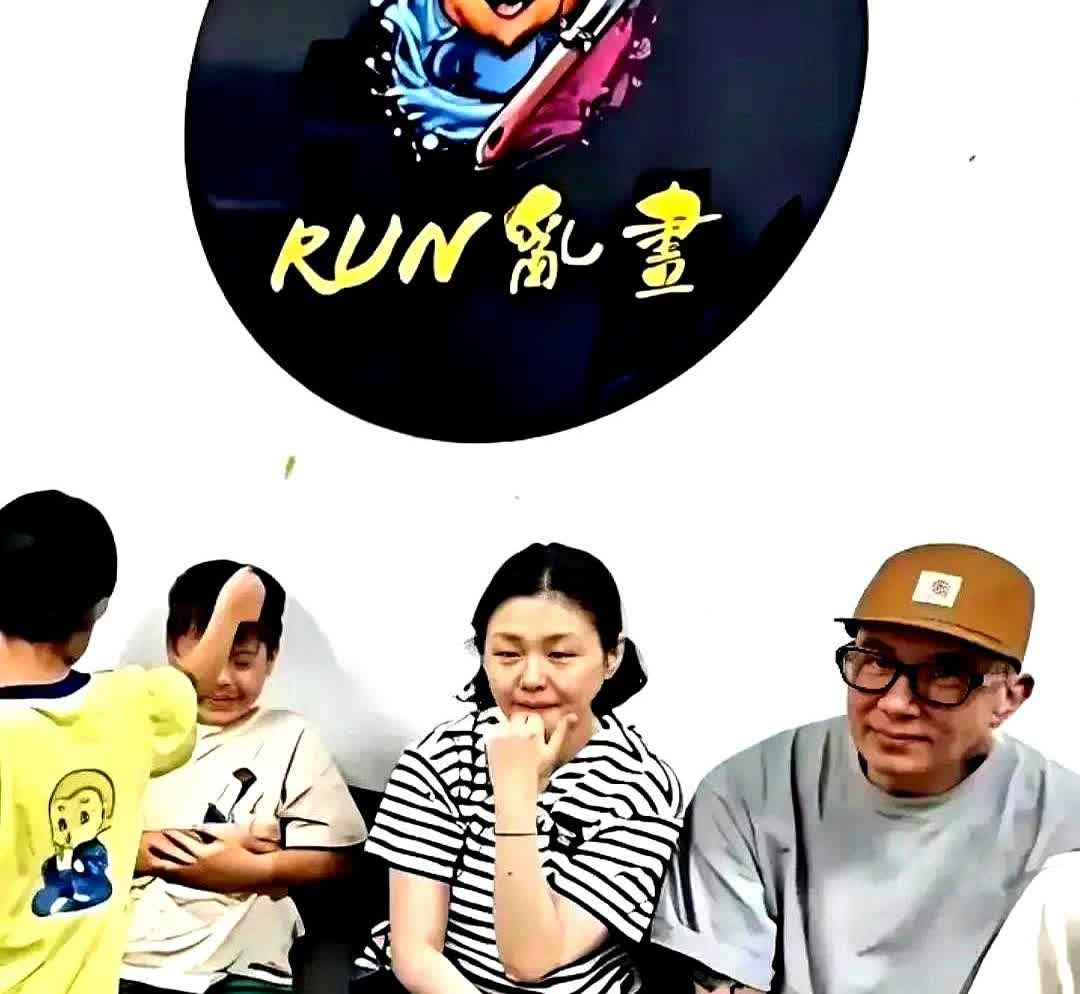 以后谁也别说大s的去世是由于家人的疏忽造成的啦！
说真的现在纹身店生意可太火了