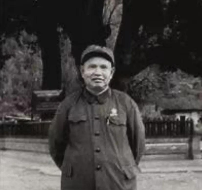 抗战时，八路军王耀南忽看到日军纷纷脱下土黄色外衣，露出和地貌完全不搭的白衬衣进攻