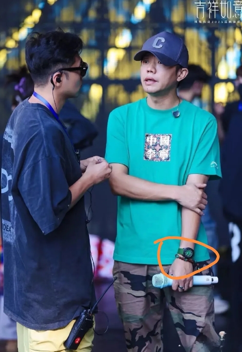 曾毅估计对手表有阴影了，
这个梗是过不去了
玲花指定要笑他一辈子了：
曾毅是不是