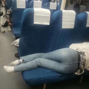 我上了个厕所，她把我的位置占了我该怎么做
