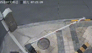 凑上来被砸，还赖上杆子了？
还真有这样一种人，走路不长眼睛，专注手机或吃东西，
