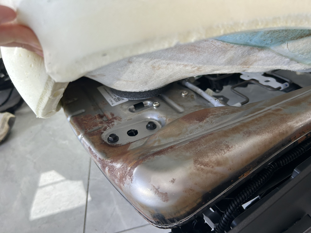 特斯拉MY座椅生锈
在安装座椅通风时候发现座椅大面积生锈。预约了售后，要求到店检