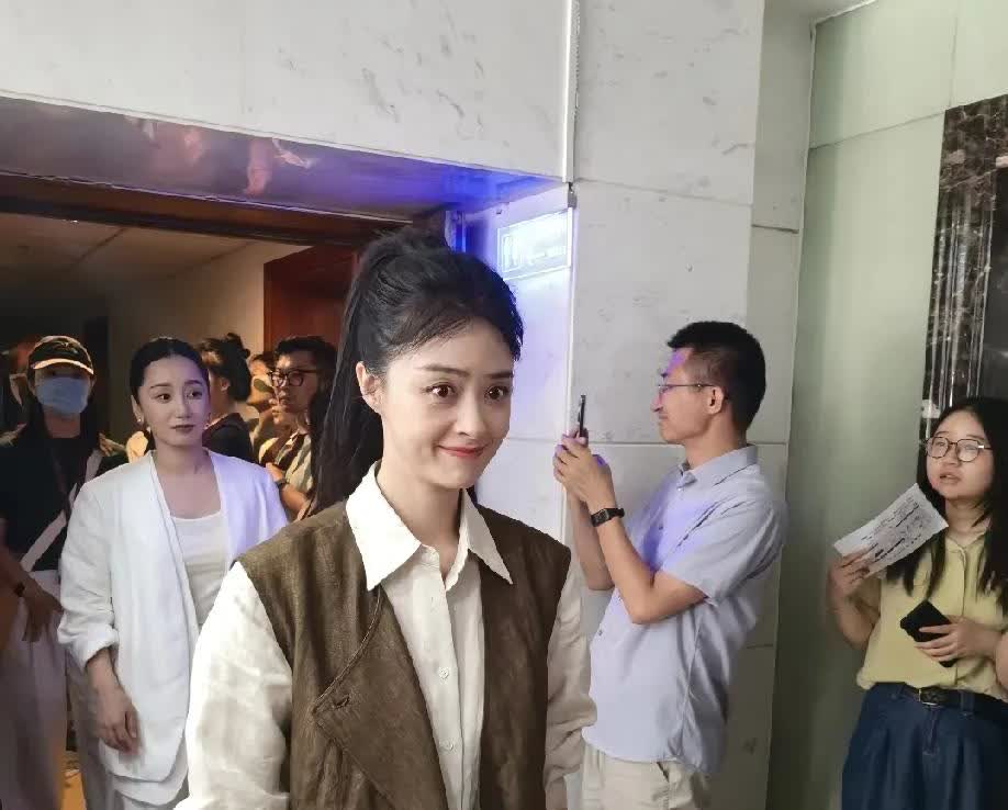 蒋欣本人好瘦啊，果然上镜胖三斤