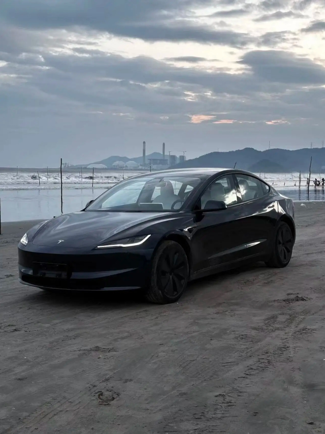 Model 3长续航版本感受分享
还是一如既往的毛坯，还是一如既往的反人类设计。