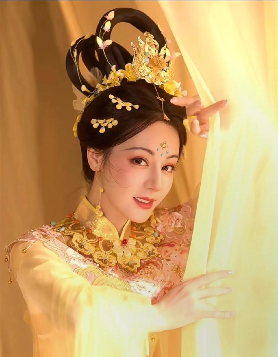 迪丽热巴的中秋晚会造型，好飘逸唯美啊，就像一个花仙子！她简直美的发光，美的冒泡，