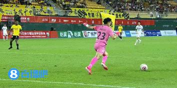 中甲赛场再次出现巨大争议判罚！今晚中甲第25轮广东广州豹1：0战胜深圳青年人的比
