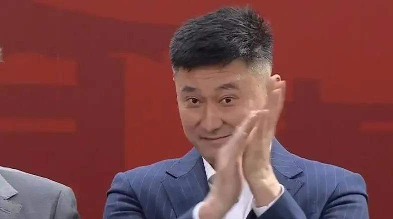 不查不知道，一查吓一跳！
万万没想到，
广东男篮主教练杜锋竟然才44岁，
这个年