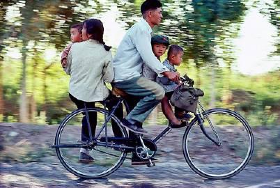 七八十年代老照片
一家五口一辆自行车，佩服！