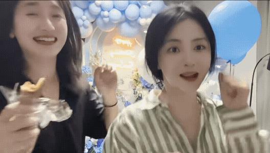 谁来管管这个小美人呀，因为她可爱到犯规啦！
松松有闺蜜董晴陪着，是不是很幸福，状