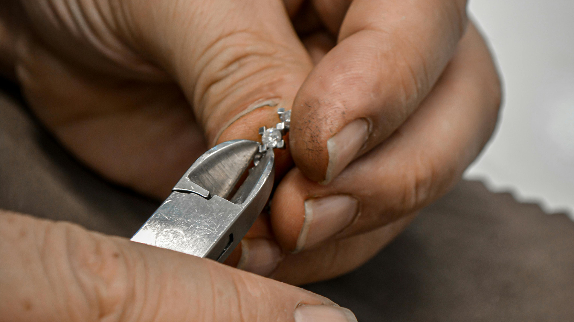 珠宝知识 | 如何判断自己的钻戒镶嵌工艺好坏？