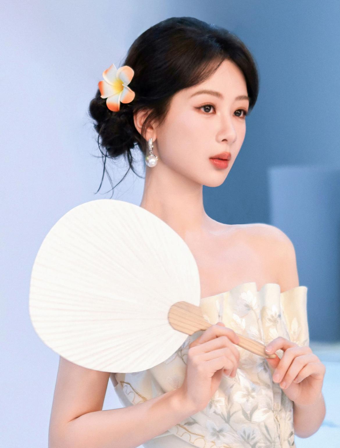 杨紫：说了你们又不听，听了你们又不信，现在知道后悔，只能自己担着了。
应该没有人