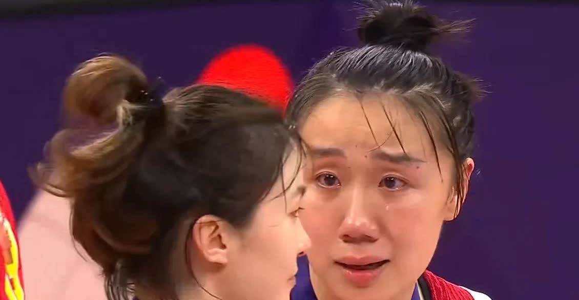 不甘心！中国女篮获得亚洲杯季军，王思雨、杨力维、杨舒予、王思静等人在领奖台上眼里