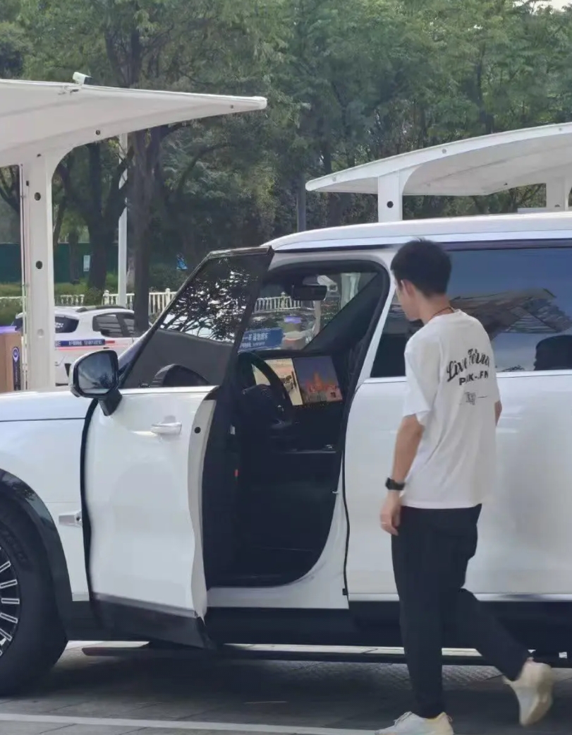 根据车友们收集到的谍照显示：
极氪9X的路试车，显示有大连屏幕（具体看图）
对内