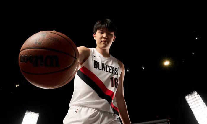 拓记就差没说，杨瀚森脚步太慢，跟不上，体能太差，没有防守了。
拓记：我们喜欢杨瀚