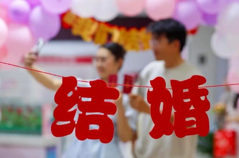 男子订婚3年只愿同居不愿结婚，女友心灰意冷提分手。男子挽回女友无果，一纸诉状将女